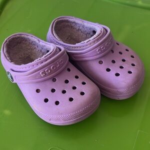 Purpled fur lined crocs size 8c